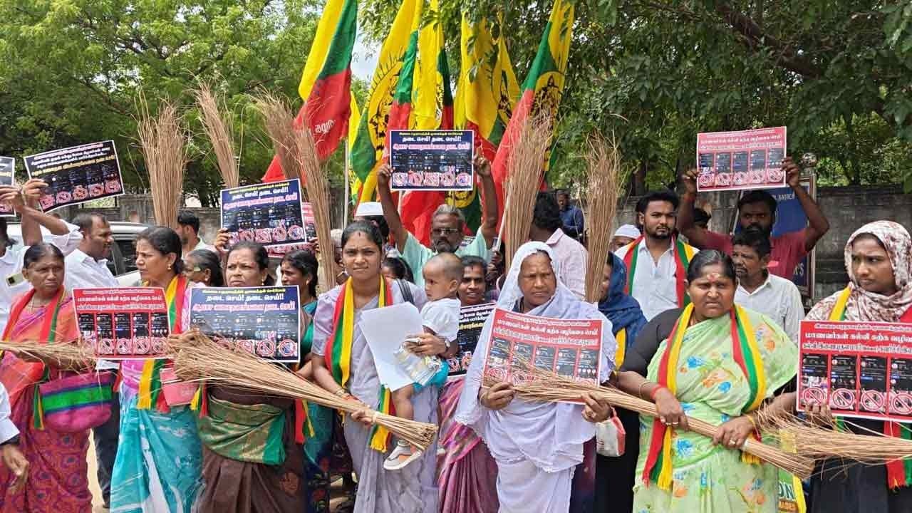 'ஆபாச படங்களை நீக்குக'-துடைப்பத்துடன்  சைபர் கிரைம் அலுவலகத்தில் குவிந்த தவாக
