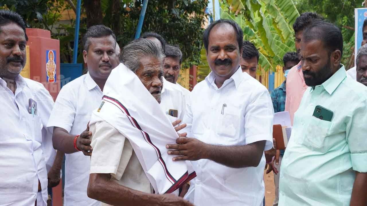அண்ணா, கலைஞர் பேசிய குண்டு மைக்கை பொக்கிஷமாய பாதுகாக்கும் மூத்த முன்னோடி; பொன்னாடை அணிவித்த அமைச்சர்!