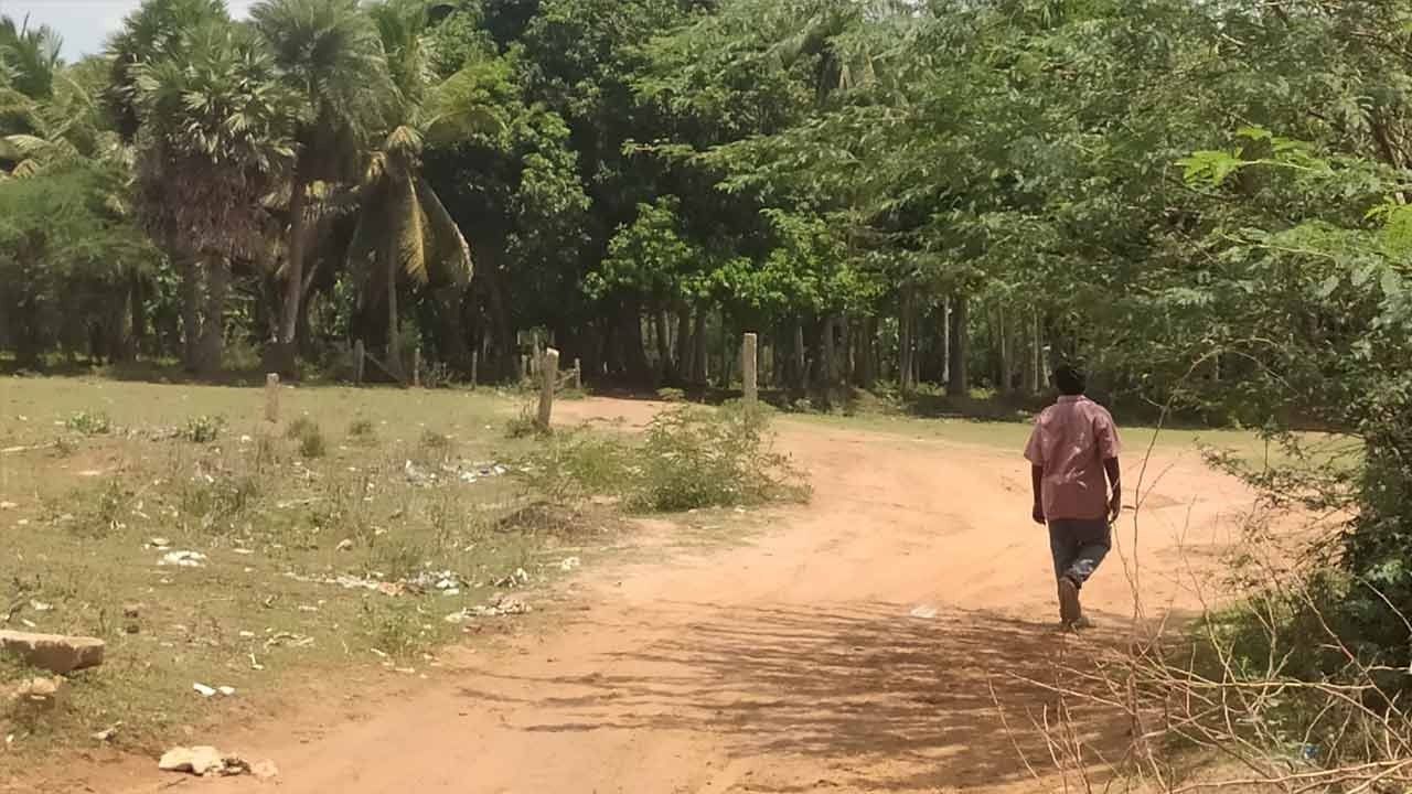 கழிவறையே இல்லாத அரசுப் பள்ளி! புதர்களை தேடிச் செல்லும் மாணவர்கள்