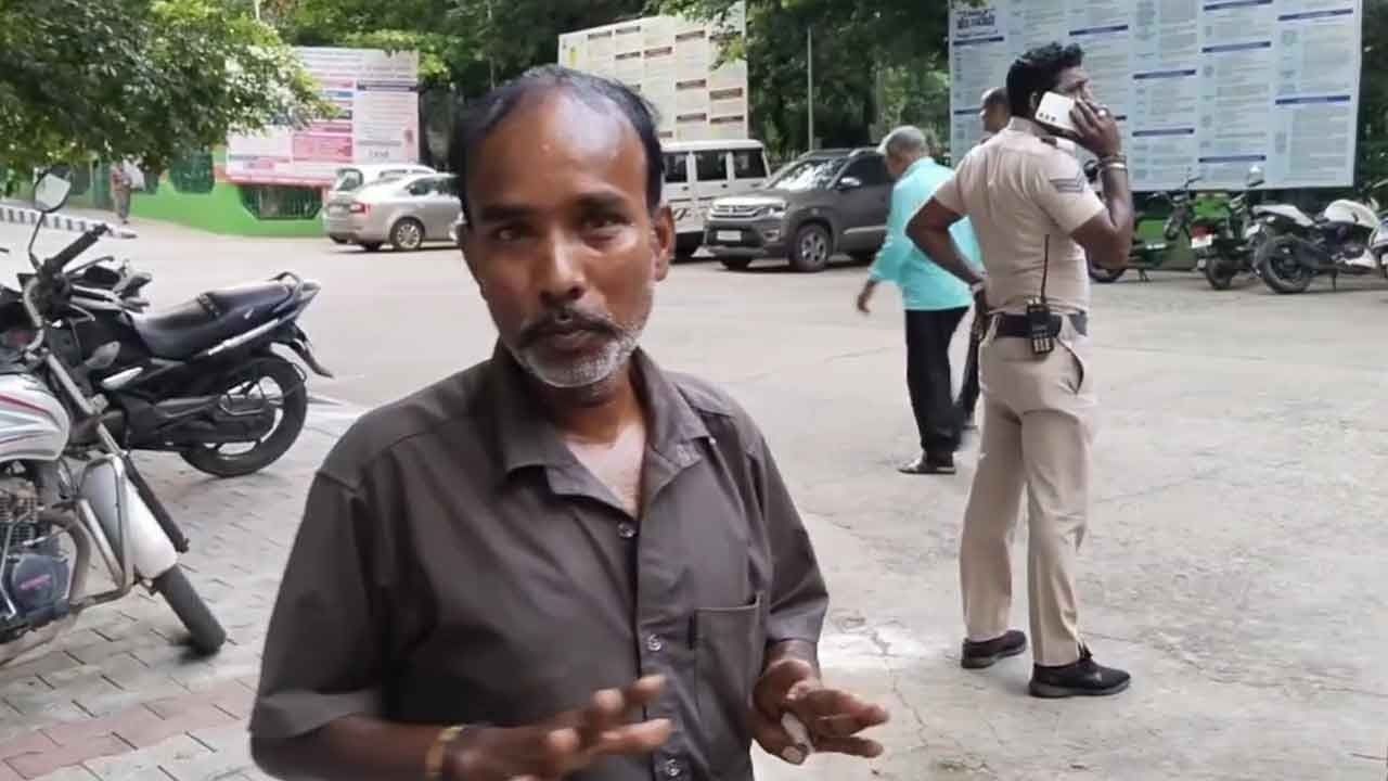 'வாழ்வாதாரத்திற்கே வழியில்லை' - தீக்குளிக்க முயன்ற ஆட்டோ ஓட்டுநரால் பரபரப்பு