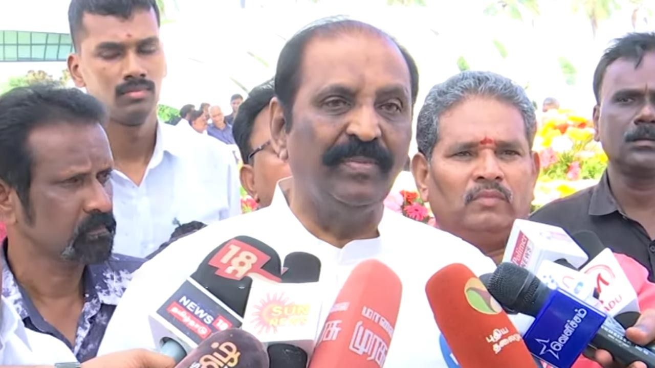 “அரசியல் இருக்கிறதோ இல்லையோ, அதிருப்தி இருக்கிறது” - வைரமுத்து