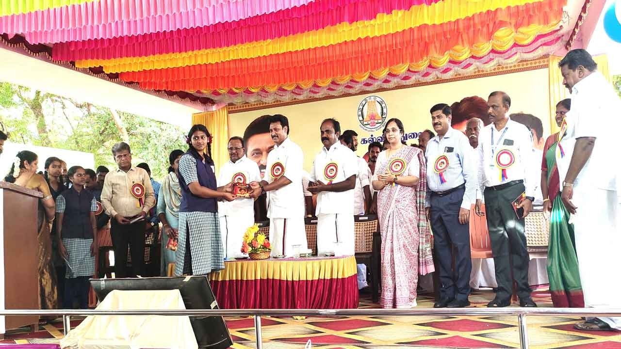 “துணை முதல்வர் சொன்னதால் அகல்விளக்கு திட்டத்தை இந்த மகளிர் பள்ளியில் தொடங்கினோம்” - அமைச்சர் அன்பில் மகேஷ்!