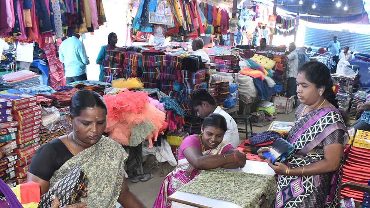'ஓணம் பண்டிகை எதிரொலி'-ஈரோடு ஜவுளி வாரச்சந்தையில் வியாபாரம் விறுவிறுப்பு