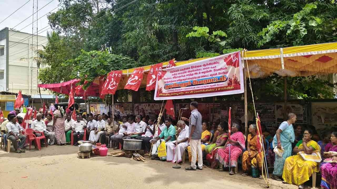 'மாற்று இடம் வேண்டும்...' -சார் ஆட்சியர் அலுவலகத்தில் குடியேறும் போராட்டம்