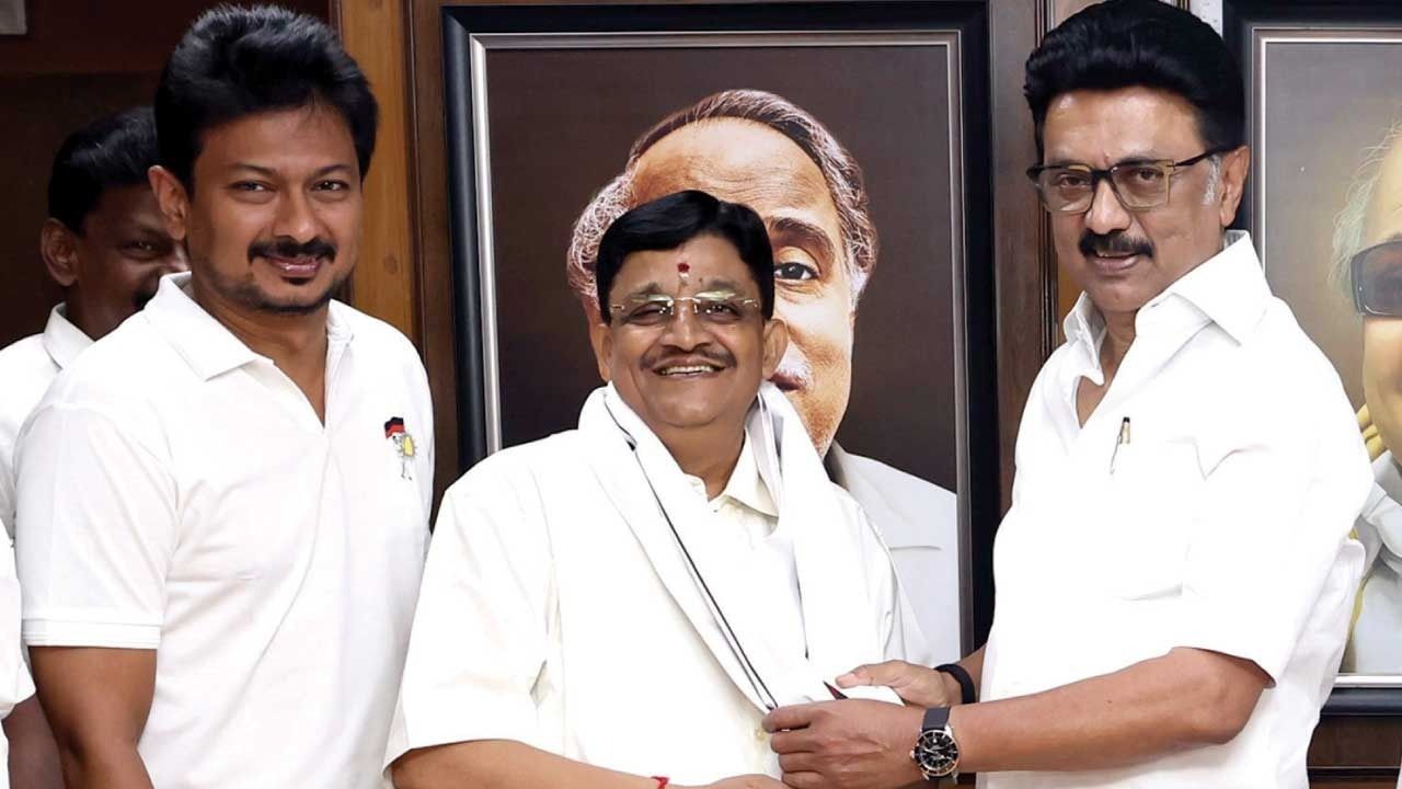 ராங்கால் மைத்ரேயன் விரத்திட்டியடித்த விஜய்! அரவணைத்த தி.மு.க.  இதுதான் தமிழ்நாடு கவர்னரை புறக்கணித்த மாணவி