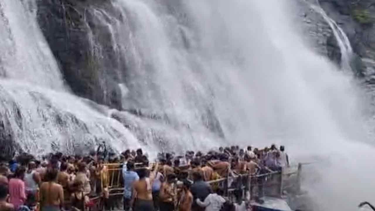 குற்றாலத்தில் வெள்ளப்பெருக்கு; சுற்றுலாப் பயணிகள் வெளியேற்றம்