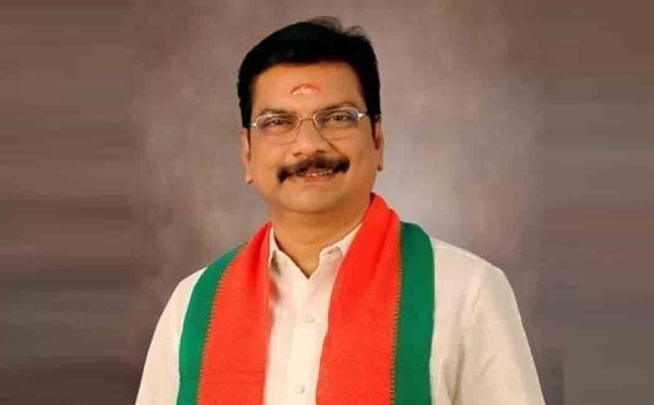 "விஜய் நடிகராக இல்லாமல் அரசியல்வாதியாக மாற வேண்டும் !"  -பாஜக பிரசாத் அறிவுரை !