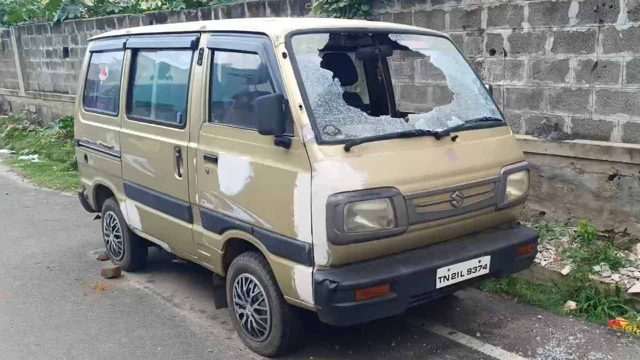 'போகிற போக்கில் வாகனங்களை சேதப்படுத்திய இளைஞர்'- சிசிடிவியை வைத்து சிட்டாக தூக்கிய போலீஸ்