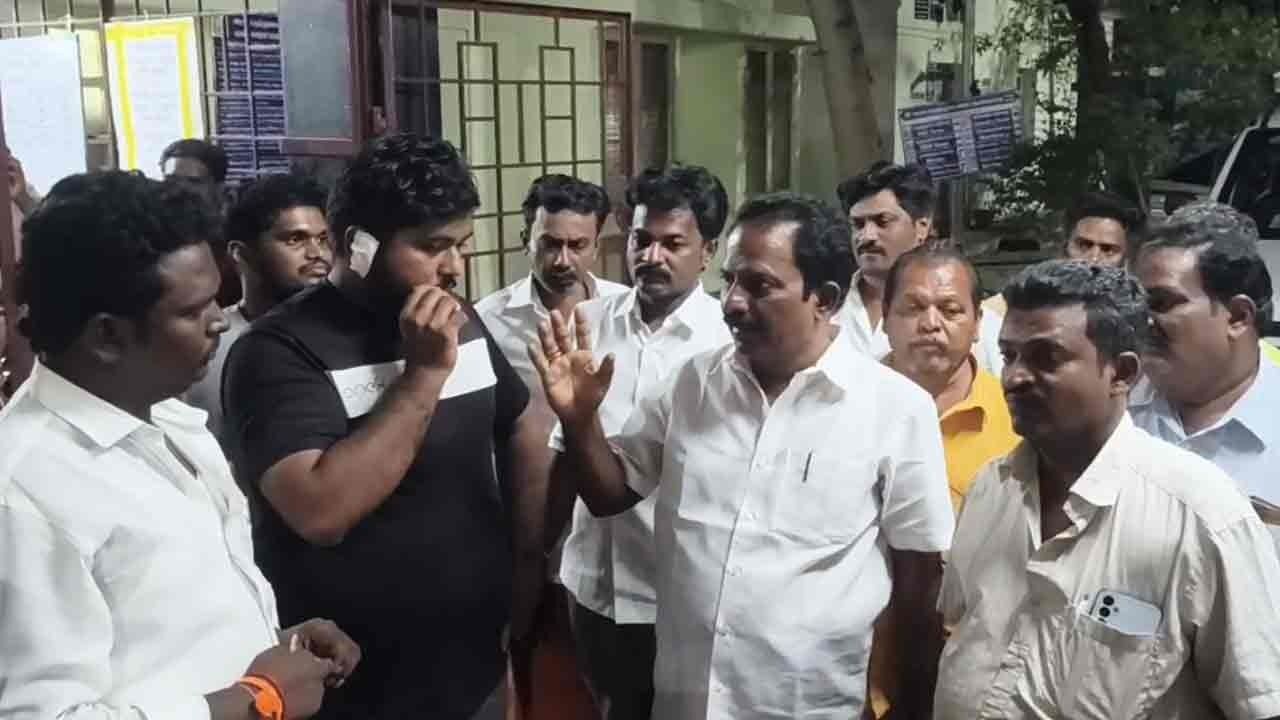 பரோட்டா பார்சல் வாங்குவதில் தகராறு; அதிமுக கவுன்சிலர் மகன் மீது தாக்குதல்!