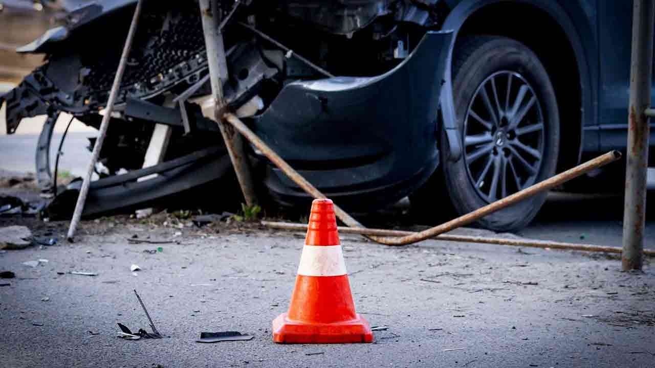 அத்தாணி அருகே வாகன விபத்து- பறிபோன இரு உயிர்கள்