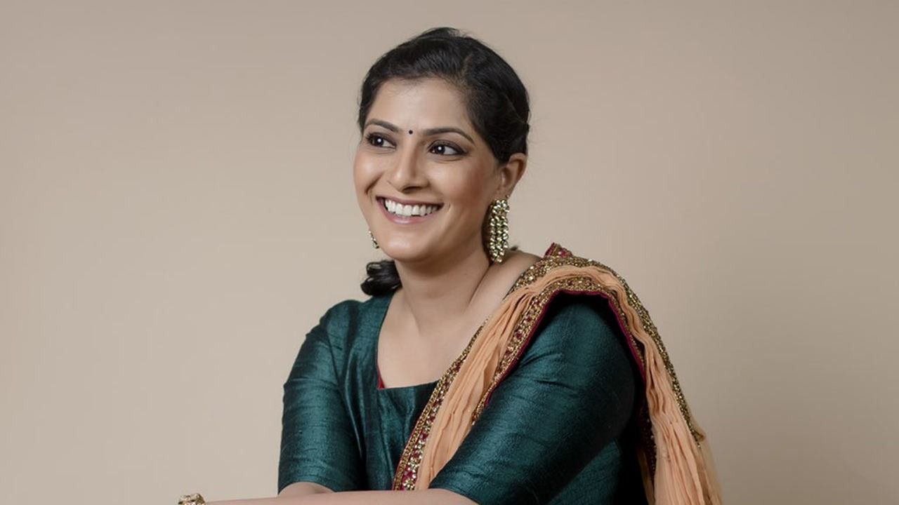 ரசிகர்களை ஆச்சர்யப்படவைத்த வரலட்சுமி சரத்குமார்