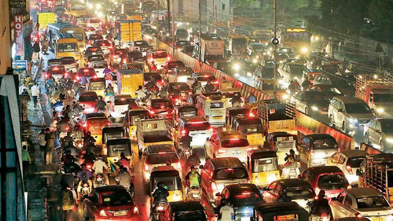 போக்குவரத்து நெரிசலால் விழி பிதுங்கும் சென்னை- கவனிக்குமா காவல்துறை?