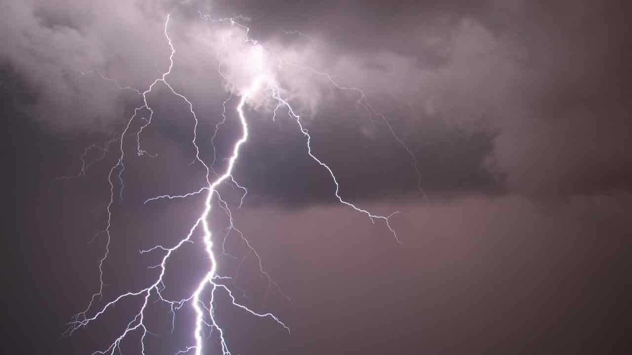 மின்னல் தாக்கி 4 பெண்கள் உயிரிழப்பு- 2 பேருக்கு பார்வை இழப்பு