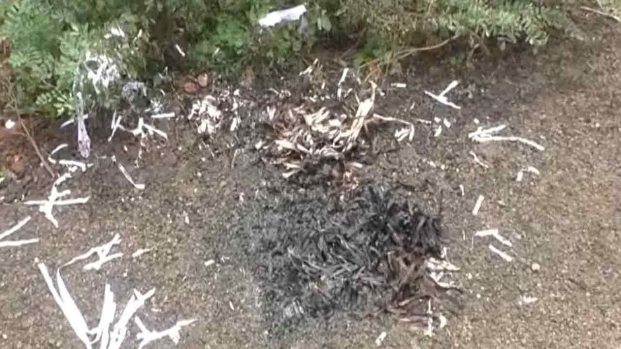 எஸ்.ஐ.டி தற்காலிக அலுவலகம் அருகே எரிந்த நிலையில் காகிதங்கள்