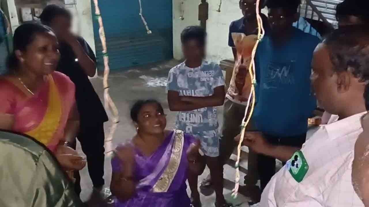 சுற்றி வளைத்த அரசு அதிகாரிகள்; காலில் விழுந்து கதறும் பெண் - நள்ளிரவில் நடந்து என்ன?