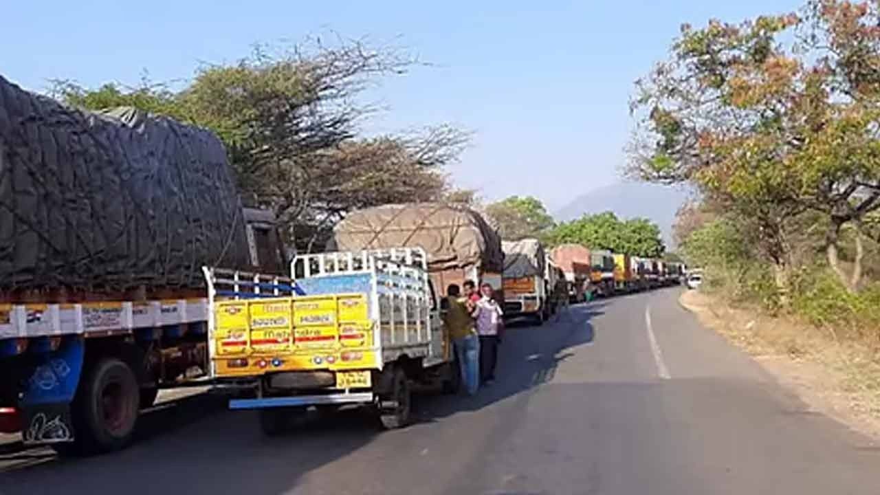 தொடர் விடுமுறை- திம்பம் மலைப்பாதையில் போக்குவரத்து துண்டிப்பு