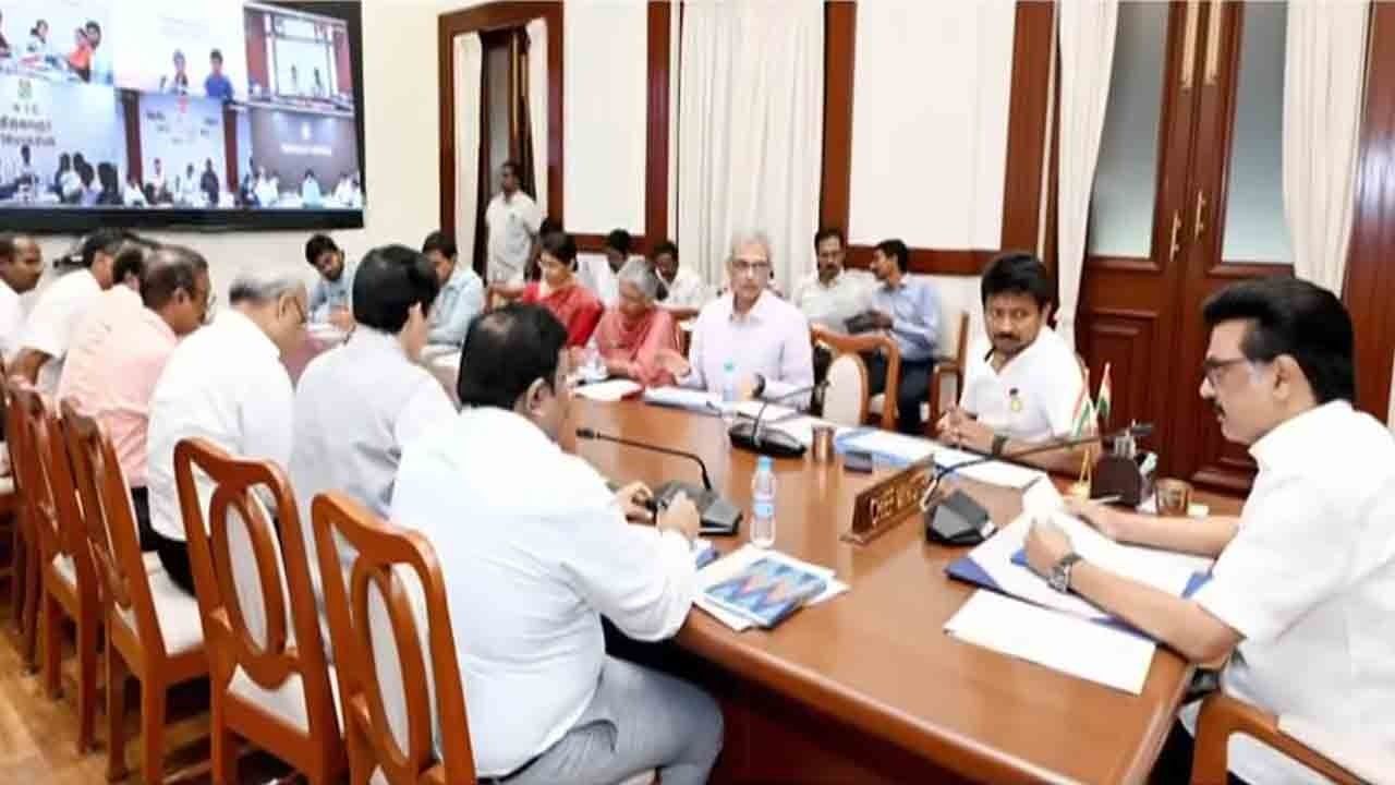 வலுக்கும் பருவமழை; மாவட்ட ஆட்சியர்களுக்கு முதல்வர் உத்தரவு!