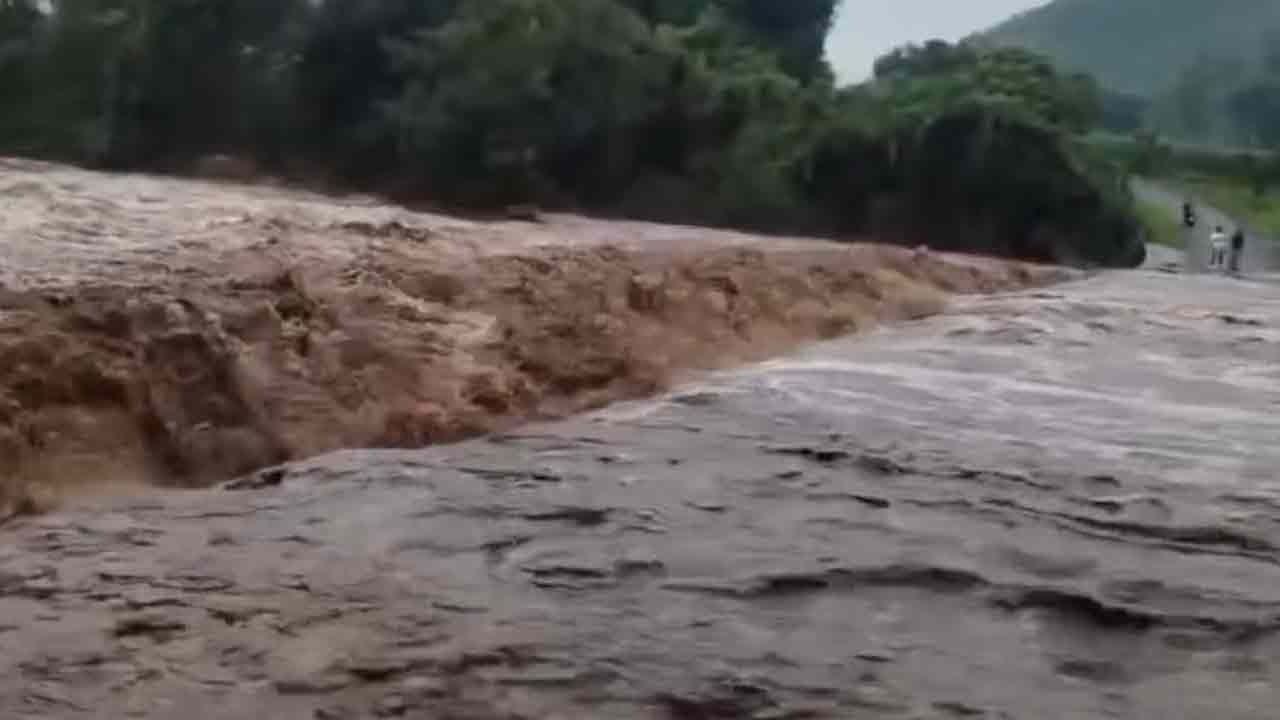 ஆர்ப்பரிக்கும் குன்றிமலை ஓடை- போக்குவரத்து பாதிப்பு