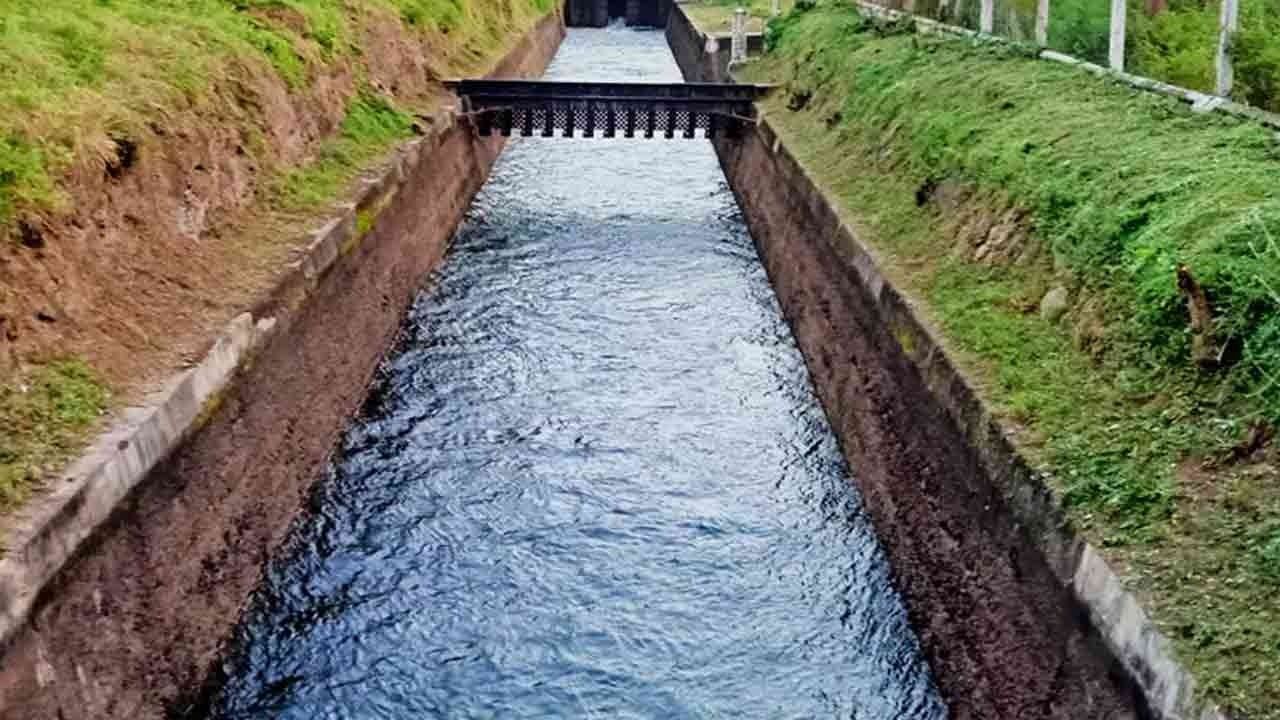 வாய்க்காலில் கிடந்த முதியவர் சட@ம்- போலீசார் விசாரணை