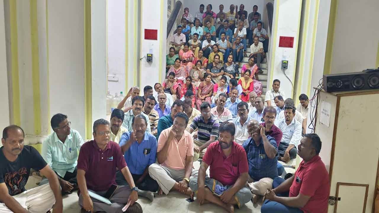 இரவிலும் தொடர்ந்த அண்ணாமலை பல்கலைக்கழக ஆசிரியர்களின் போராட்டம்!