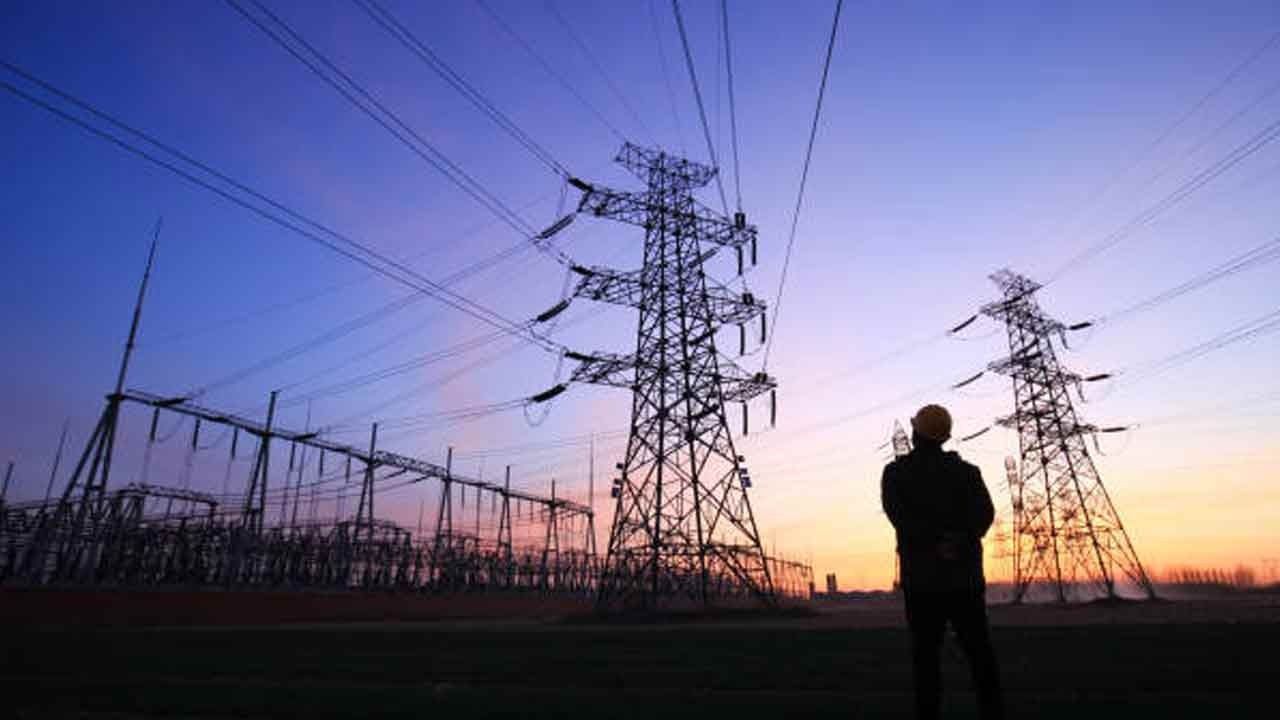 'எங்க வீட்டுக்கு மட்டும் கரண்ட் கட்டா...?' -நபரின் வினோத செயலால் பொதுமக்கள் அவதி