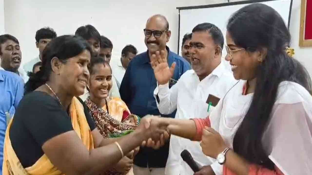 “பெண் குழந்தைனு படிக்க வைக்கலன்னா நான் இங்கே வந்திருப்பேனா?” - பழங்குடியின மக்களிடம் பேசிய கோட்டாட்சியர்!