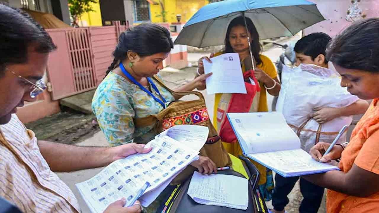 எஸ்.ஐ.ஆர் நடவடிக்கையில் பணிச்சுமை?; மருத்துவமனையில் அனுமதிக்கப்படும் பி.எல்.ஓ அதிகாரிகள்!