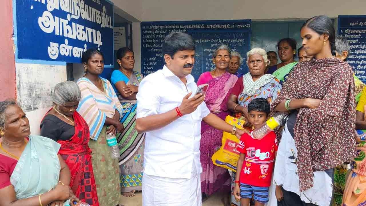 அங்காடியில் பல மணி நேரம் காத்திருந்த மக்கள்; அ.தி.மு.க மாஜி அமைச்சர் செய்த செயல்!