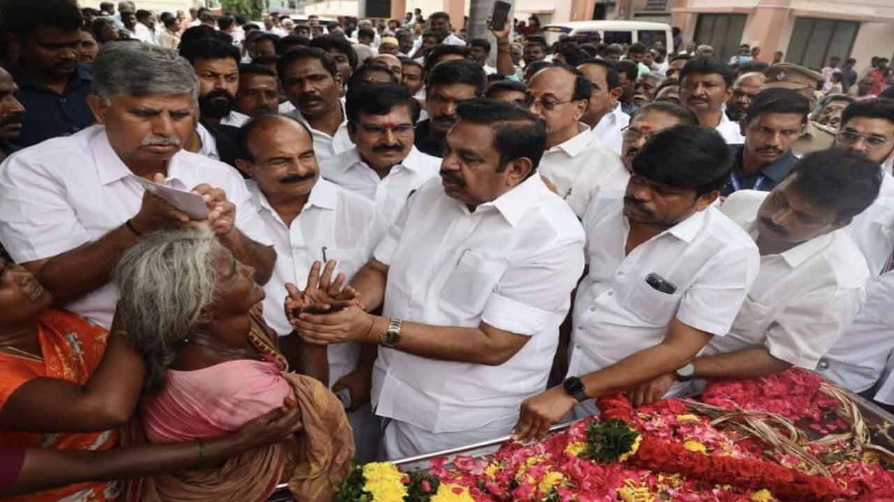 உயிரிழந்த அதிமுக தொண்டர் உடலுக்கு இபிஎஸ் நேரில் அஞ்சலி; அதிமுக சார்பில் நிதியுதவி!