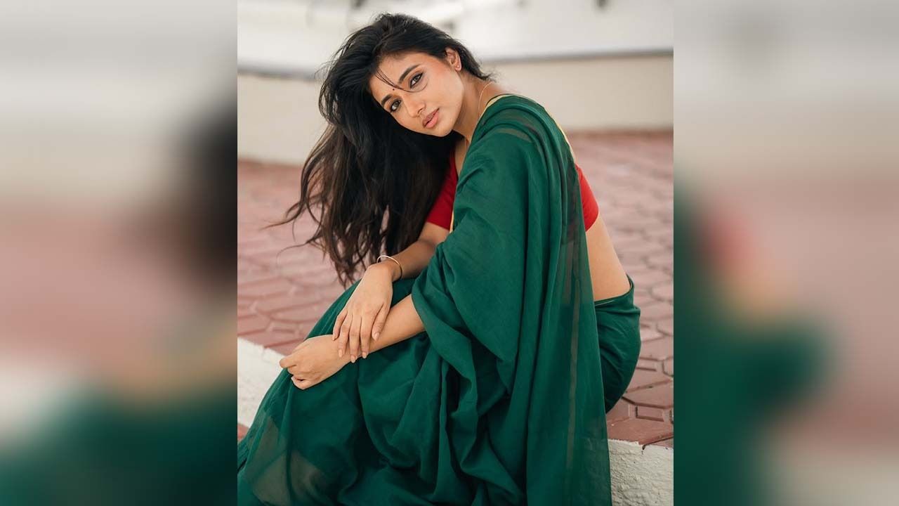 மொட்டை மாடி போட்டோ ஷூட்... மிர்னா மேனன்!