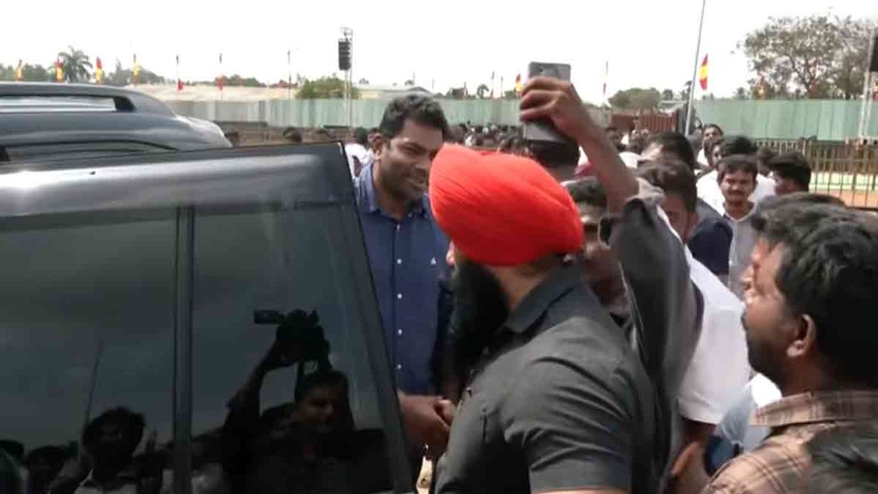 'விஜய் பெரியாரை பற்றி ஒரு மணிநேரம் பேசணும்...'-ஆதவ் அர்ஜுனாவிடம் கோரிக்கை வைத்த தொண்டர்