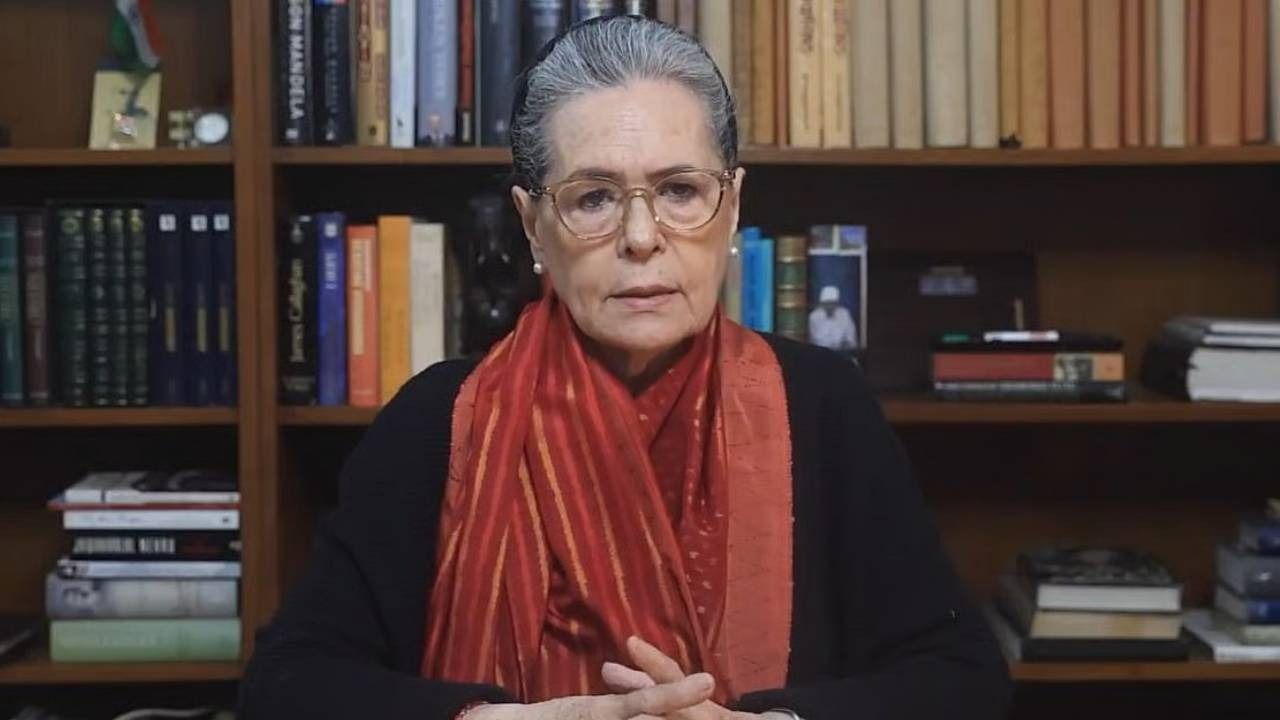 “உழைக்கும் மக்களின் மீதான புல்டோசர் தாக்குதல்” - சோனியா காந்தி கண்டனம்