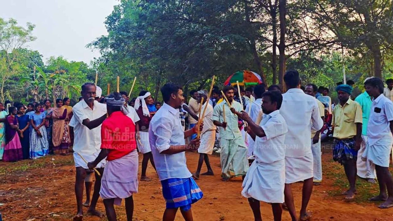 கிராம பெருமைகளை சொல்லி  ஆடிப் பாடி கோலாட்டம் ஆடிய ஆண்கள்!