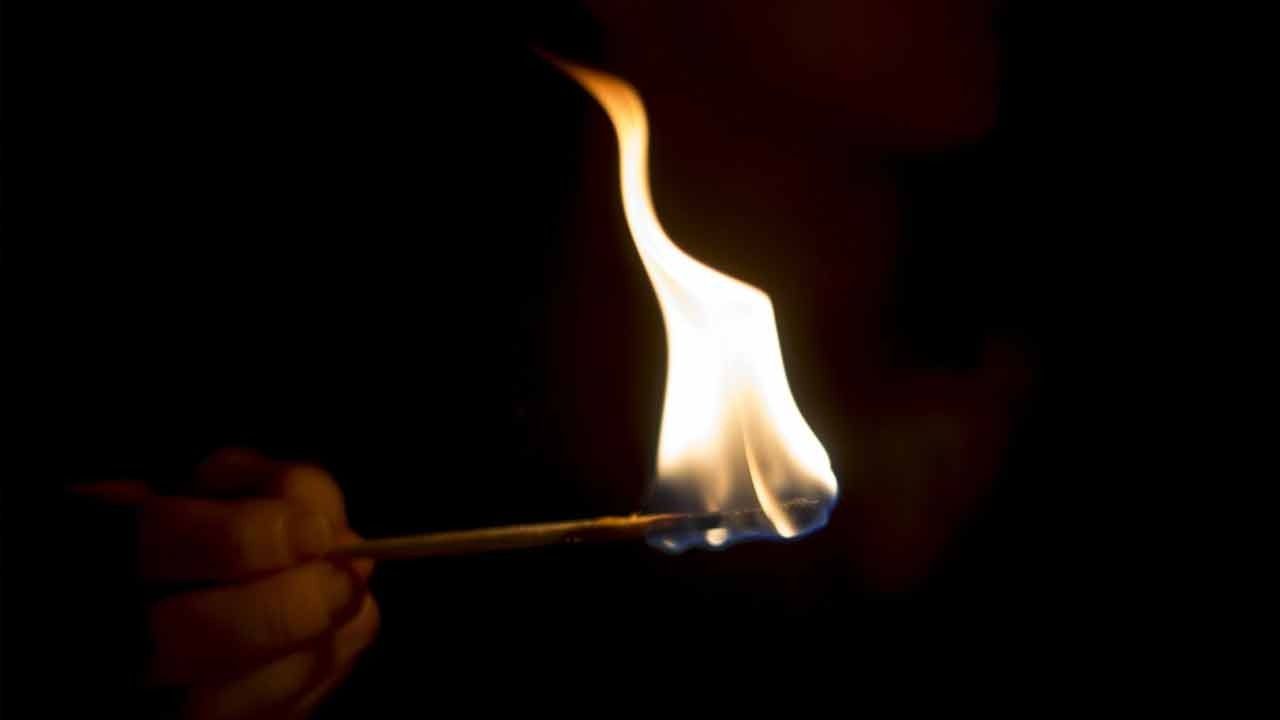 தீ விபத்தில் படுகாயமடைந்த சிறுவன் உயிரி@ப்பு-போலீசார் விசாரணை