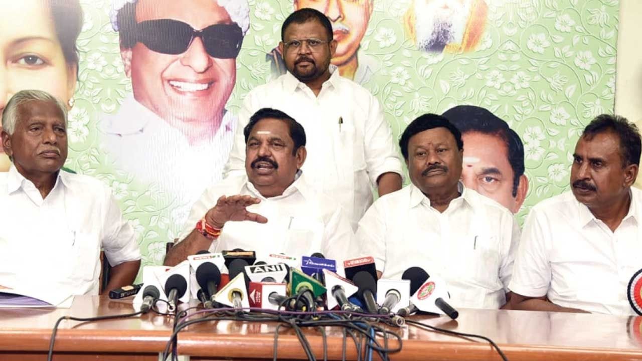 எடப்பாடியின் இலவச அறிவிப்புகள்! கடுப்பான  பா.ஜ.க!