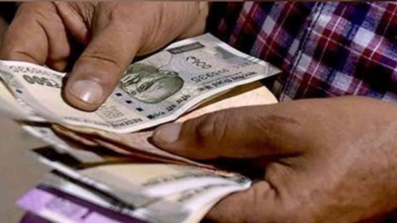 கழுத்தை கடித்த கடன் தொல்லை- ரேஷன் கடை ஊழியர் எடுத்த விபரீத முடிவு