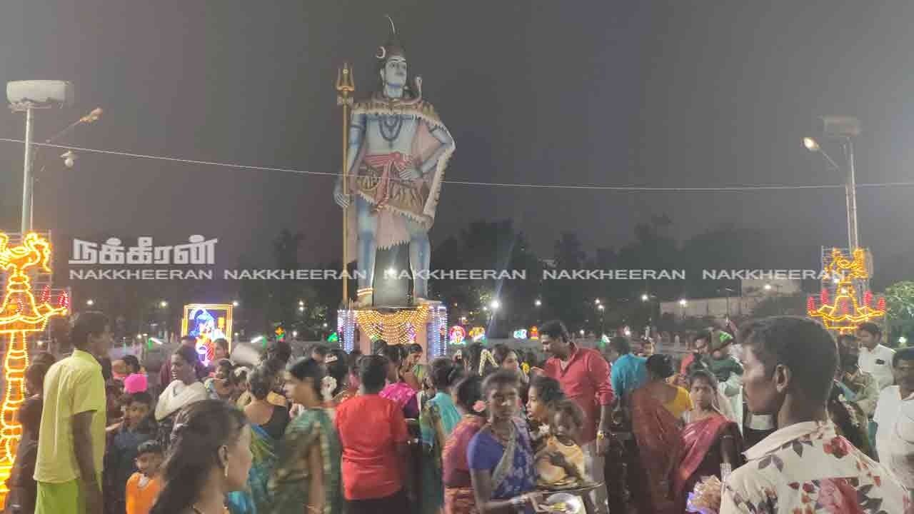 பிரம்மாண்ட சிவன் சிலை கொண்ட மெய்நின்றநாதர் கோயிலில் சிவராத்திரியில் திரண்ட பக்தர்கள்!