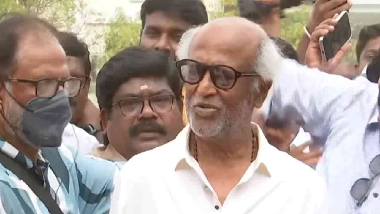 “பிரச்சனைகளைத் தீர்க்க வேண்டும்” - தேர்தலில் வாக்களித்த ரஜினிகாந்த்!