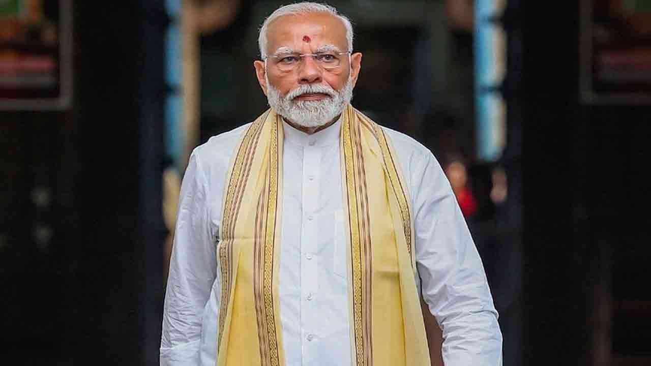 சென்னை மண்ணில் கால் பதித்த பிரதமர் நரேந்திர மோடி!