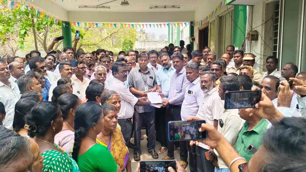 சார் ஆட்சியர் அலுவலகத்தை முற்றுகையிட்டு அண்ணாமலைப் பல்கலை. ஊழியர்கள் போராட்டம்!