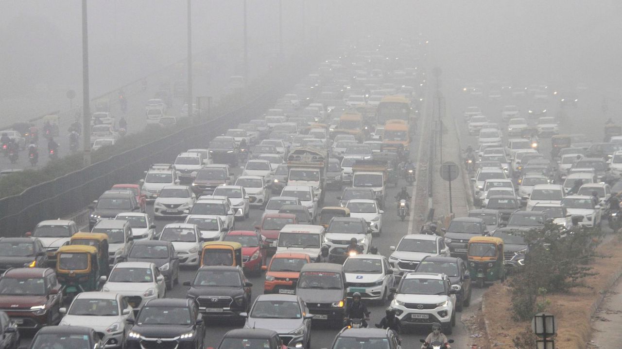 Delhi Traffic Police intensifies vehicle checks under GRAP STAGE III restrictions 2