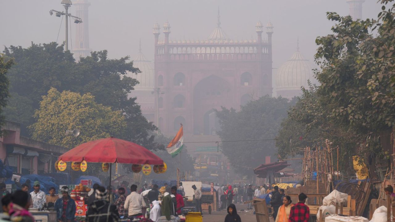 Foggy morning in Delhi, mercury settles at 7.6 deg C 2