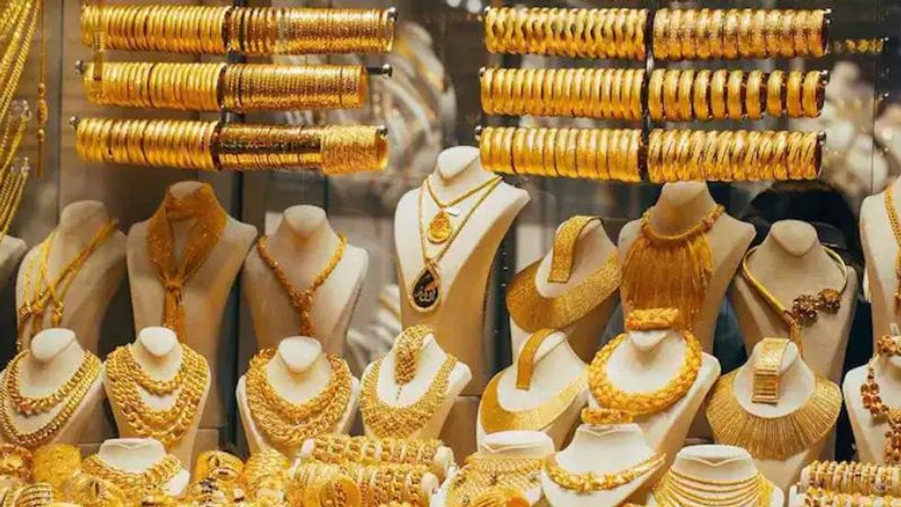 Gold rate: ಚಿನ್ನದ ಜೊತೆಗೆ ಸ್ಪರ್ಧೆಗೆ ಇಳಿದ ಬೆಳ್ಳಿ.. ಬೆಂಗಳೂರಲ್ಲಿ ಒಂದೇ ದಿನ 18,200 ರೂ ಏರಿಕೆ..!