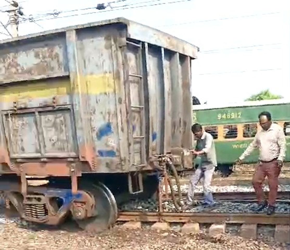 ମାଲଗାଡ଼ି ଲାଇନ୍‌ଚ୍ୟୁତ; ଲୁଚାଛପାରେ ଉଦ୍ଧାର କାର୍ଯ୍ୟ