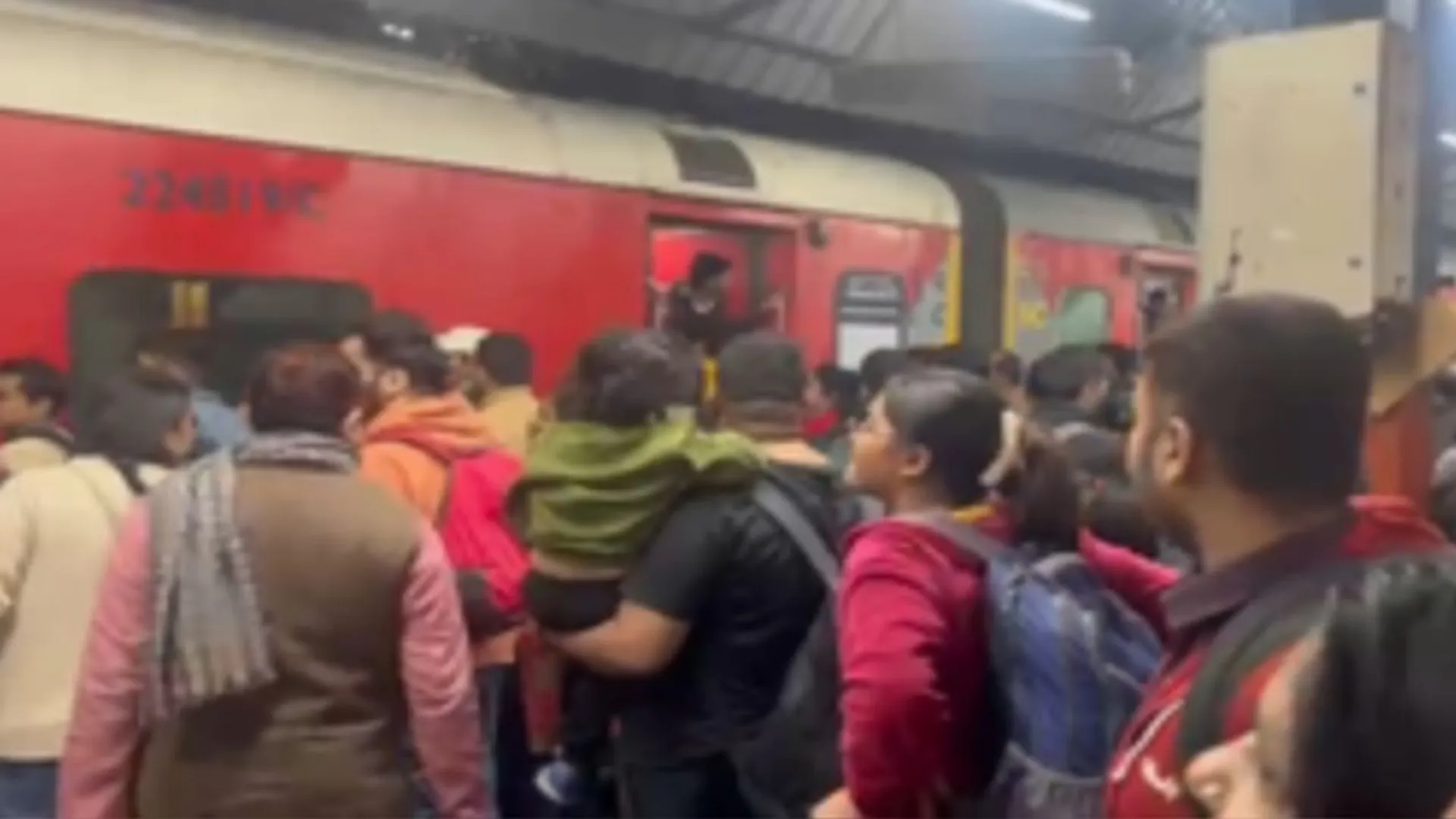 नई दिल्ली रेलवे स्टेशन पर भगदड़ के बाद अफरा-तफरी का माहौल।