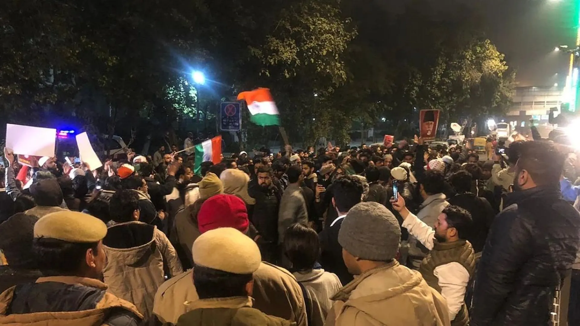 जामिया मिलिया इस्लामिया विश्वविद्यालय के बाहर प्रदर्शन करते छात्र।