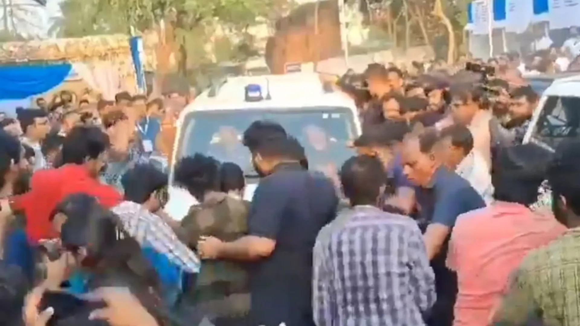 जादवपुर विश्वविद्यालय में विरोध प्रदर्शन के दौरान पुलिस और प्रदर्शनकारी छात्रों के बीच तनावपूर्ण माहौल।
