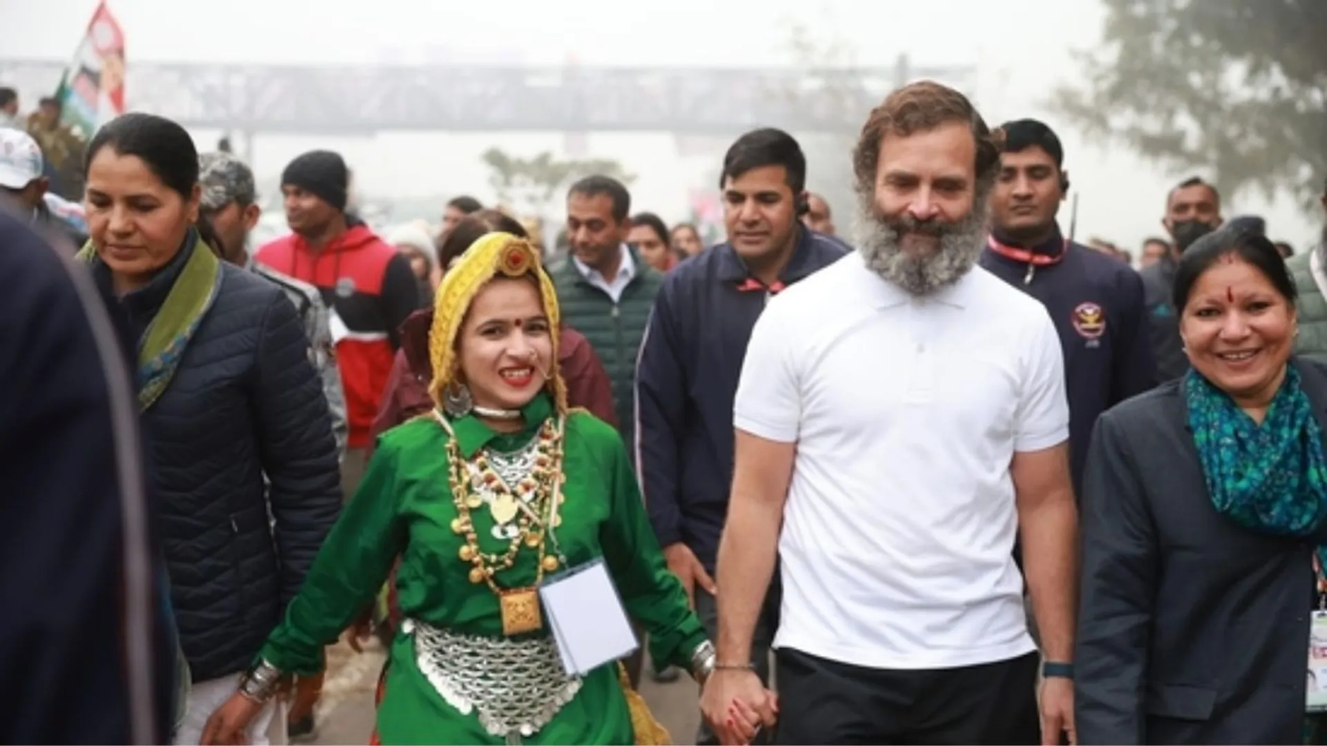 'भारत जोड़ो यात्रा' के दौरान लोकसभा नेता प्रतिपक्ष राहुल गांधी के साथ दिखीं कांग्रेस कार्यकर्ता हिमानी नरवाल।