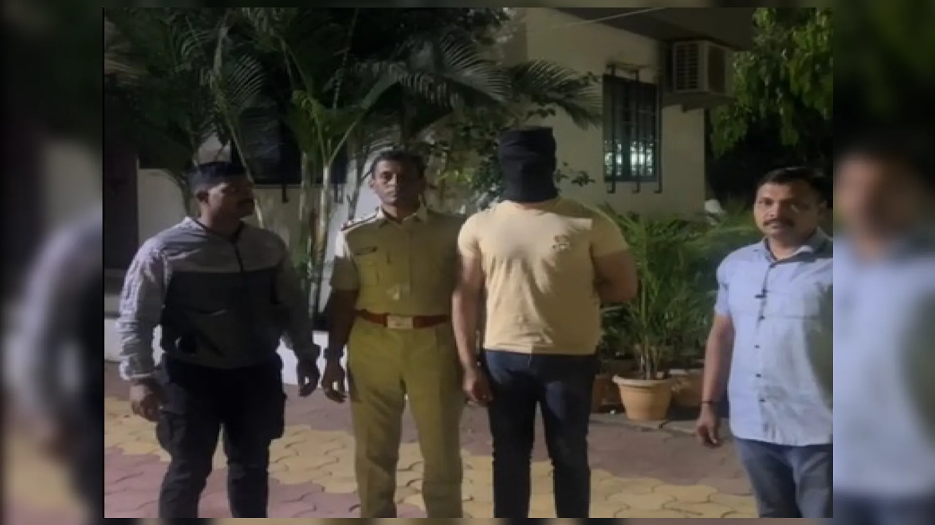 pune news, gaurav ahuja, urinate, पुणे में सिग्नल पर पर पेशाब करना वाला गिरफ्तार