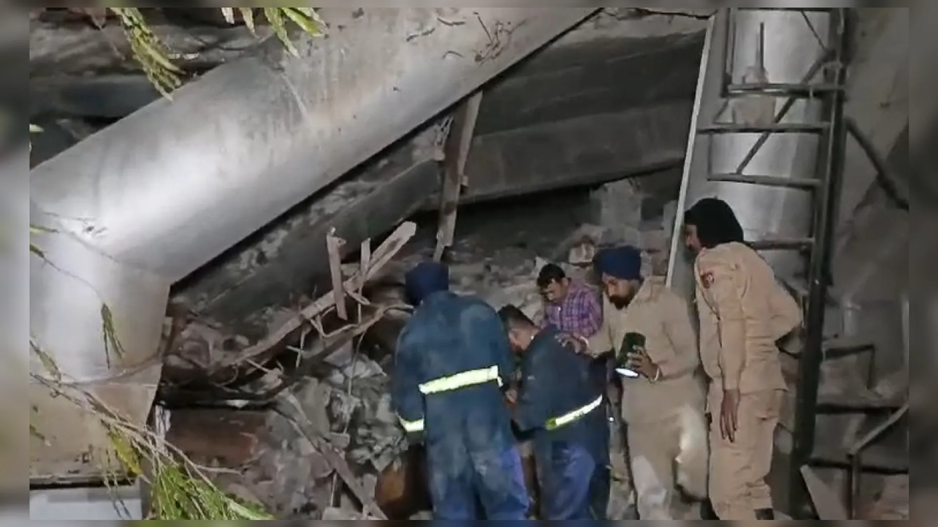 Punjab news, Multi-storey building collapses, 6 people feared trapped ludhiana, hindi news, bole bharat,